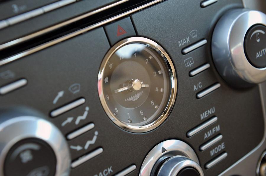 Детали интерьера Aston Martin DB9 2013 года  (NA) (фото 22 из 60)